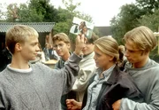 Gerangel um Bimbo (Friederike Hallermann, 2. v. rechts). Werner (Jan Kruse, links) und Olaf (Alexander Kruse, rechts) haben eine Wette abgeschlossen, bei der es um Bimbo geht. Gerangel um Bimbo (Friederike Hallermann, 2. v. rechts). Werner (Jan Kruse, links) und Olaf (Alexander Kruse, rechts) haben eine Wette abgeschlossen, bei der es um Bimbo geht.