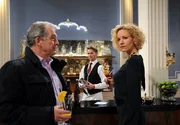 André (Joachim Lätsch, l.) berichtet Natascha (Melanie Wiegmann, r.), wie es im Billardmatch zwischen Konstantin und Gonzalo steht (mit Komparse, M.). André (Joachim Lätsch, l.) berichtet Natascha (Melanie Wiegmann, r.), wie es im Billardmatch zwischen Konstantin und Gonzalo steht (mit Komparse, M.).
