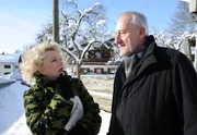 Rosi Zwick (Veronika von Quast, l.) ist überrascht, dass Alfons (Sepp Schauer, r.) die letzte Testamentsaufgabe nach langem Zögern doch annimmt. Rosi Zwick (Veronika von Quast, l.) ist überrascht, dass Alfons (Sepp Schauer, r.) die letzte Testamentsaufgabe nach langem Zögern doch annimmt.