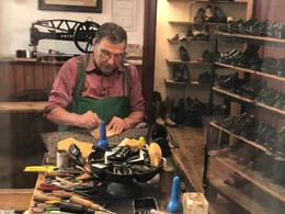 Die Arbeit geht nicht aus. Schuster Johann Stehb&ouml;ck aus Ainring besohlt die Haferlschuhe der Plattler und die Tanzschuhe ihrer Partnerinnen.