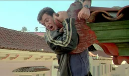 Bei der Verfolgung des Chinesen Wah Sing Ku beweist Riggs (Mel Gibson) wie gewohnt vollen K^rpereinsatz