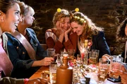 Toni (Diana Amft, Mitte re.) feiert Junggesellinnenabschied mit ihrer Mutter Heidi (Margarita Broich, Mitte) und ihren Freundinnen Maris (Fabienne Hesse, 2. v. li.), Charlie (Muriel Leonie Graf) und Andi (Nagmeh Alaei, re.).