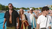 Sascha (li.), Raffaela, Mike und Dennis (re.) schlendern &uuml;ber den Platz