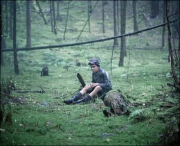 Jurek (Andrzej Tkacz) allein im Wald. Es regnet, er hat seine Kindergang verloren und hat Hunger.
