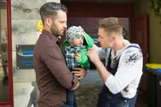 Bambi (Benjamin Heinrich, r.) trifft auf Till (Ben Ruedinger), schaut sich den kleinen Noah an und &uuml;berlegt, wie wohl sein Kind aussehen wird.