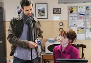 Nils (Florian Stadler, l.) und Sabrina (Sarah Elena Timpe, r.) sind froh, dass sie das belastende Überwachungsvideo in ihren Händen halten. Nils (Florian Stadler, l.) und Sabrina (Sarah Elena Timpe, r.) sind froh, dass sie das belastende Überwachungsvideo in ihren Händen halten.