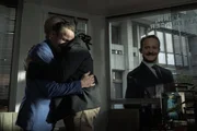 Karli Spitz (Heinz Josef Braun, rechts) tröstet Alfons Zischl (Maximilian Brückner, links). Karli Spitz (Heinz Josef Braun, rechts) tröstet Alfons Zischl (Maximilian Brückner, links).