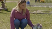 Ravyn Henson, Tochter von Christy Brown, legt Blumen am Grab ihrer Mutter nieder. Ravyn Henson, Tochter von Christy Brown, legt Blumen am Grab ihrer Mutter nieder.