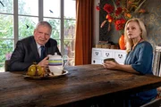Oberstaatsanwalt Bernd Reuther (Rainer Hunold) im Gespräch mit Lia Graf (Susanna Simon). Oberstaatsanwalt Bernd Reuther (Rainer Hunold) im Gespräch mit Lia Graf (Susanna Simon).