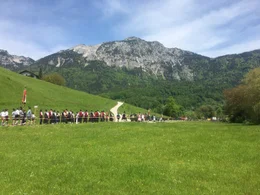 Die "Kranzlstoaner"-B&ouml;llersch&uuml;tzen ziehen mit anderen Kapellen und  Vereinen durch das Dorf Karlstein.