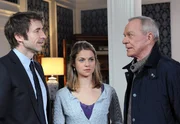 ARD STURM DER LIEBE FOLGE 1704. Marlene (Lucy Scherer, M.) bekommt durch ein Aufeinandertreffen von Werner (Dirk Galuba, r.) und Veit (Guido Broscheit, l.) immer mehr das Gefühl, dass ihr Vater sich wirklich um sie bemüht. ARD STURM DER LIEBE FOLGE 1704. Marlene (Lucy Scherer, M.) bekommt durch ein Aufeinandertreffen von Werner (Dirk Galuba, r.) und Veit (Guido Broscheit, l.) immer mehr das Gefühl, dass ihr Vater sich wirklich um sie bemüht.
