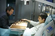 Der neue Patient Nate (Nick Lane, r.) gefällt Dr. House (Hugh Laurie, l.) ganz besonders, denn der Junge nimmt kein Blatt vor den Mund und sagt ungeniert seine Meinung ... Der neue Patient Nate (Nick Lane, r.) gefällt Dr. House (Hugh Laurie, l.) ganz besonders, denn der Junge nimmt kein Blatt vor den Mund und sagt ungeniert seine Meinung ...