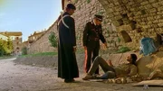 Don Matteo und Maresciallo Cecchini befragen einen moeglichen Zeugen (Terence Hill, Nino Frassica, v.l.)