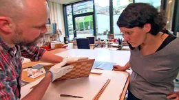 Geheime Botschaften versteckt in einem Schachbrett. Autorin Eva Wormit (r.)