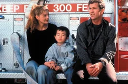 Martin (Mel Gibson) und seine Freundin Lorna Cole (Rene Russo) k&uuml;mmern sich um den kleinen chinesischen Jungen Ping (Steven Lam).
