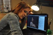Kathi (Carina Dengler) kann nicht fassen, dass Ben ihr freiz&uuml;giges Foto online gestellt hat.