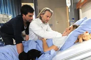 Konstantin (Moritz Tittel, l.) und Michael (Erich Altenkopf, M.) sind in größter Angst: Bei Marlene (Lucy Scherer, r.) treten Komplikationen auf. Konstantin (Moritz Tittel, l.) und Michael (Erich Altenkopf, M.) sind in größter Angst: Bei Marlene (Lucy Scherer, r.) treten Komplikationen auf.