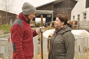 Sascha versucht ein Zimmer auf dem Voglhof zu ergattern. Von links: Sascha (Eisi Gulp) und Monika Vogl (Christine Reimer).