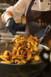 K. und K. Hofzuckerbäckerei Demel Wien – die Zubereitung von Kaiserschmarrn. Aufgenommen während ServusTVs Paula kocht in der K. und K. Hofzuckerbäckerei Demel in Wien, Österreich. K. und K. Hofzuckerbäckerei Demel Wien – die Zubereitung von Kaiserschmarrn. Aufgenommen während ServusTVs Paula kocht in der K. und K. Hofzuckerbäckerei Demel in Wien, Österreich.