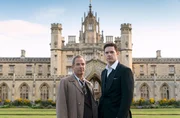 Die fünfte Staffel der Serie Grandchester spielt ein Jahr später, 1957 in Cambridge. Geordie Keating (Robson Green, li.), Will Davenport (Tom Brittney, re.) Die fünfte Staffel der Serie Grandchester spielt ein Jahr später, 1957 in Cambridge. Geordie Keating (Robson Green, li.), Will Davenport (Tom Brittney, re.)