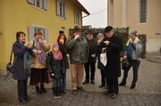 Vor seiner Privataudienz bei Kardinal Engel bef&uuml;rchtet Pfarrer Kurz, sich bei den grippegeplagten Lansingern anzustecken. Von links: Zenzi Z&ouml;ttl (Christine Franzel), Gabi Rankl (Manuela Furtner), Benedikt Stadlbauer (Andreas Geiss), Vinzenz Kurz (Hans Stadlbauer) und (KLD).