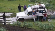 Festgefahren: Während der Regenzeit im Hochland von Äthiopien blieb das Auto des Altayfilm-Teams immer wieder im Schlamm stecken. Festgefahren: Während der Regenzeit im Hochland von Äthiopien blieb das Auto des Altayfilm-Teams immer wieder im Schlamm stecken.