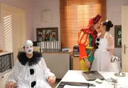 In Xavers (Jan van Weyde, l.) Albtraum verliert er als Pierrot verkleidet Kira (Mareike Lindenmeyer, r.) an Martin (David Paryla, M.). In Xavers (Jan van Weyde, l.) Albtraum verliert er als Pierrot verkleidet Kira (Mareike Lindenmeyer, r.) an Martin (David Paryla, M.).