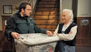 Theres ist Flori auf die Schliche gekommen und zahlt ihm seine Schwindelei heim. Von links: Florian Brunner (Tommy Schwimmer) und Theresa Brunner (Ursula Erber).