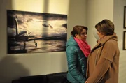 Kathi ist verzweifelt, weil sie keine Chance sieht, Ben dazu zu bewegen, das Foto zu l&ouml;schen. Von links: Katharina Benninger (Carina Dengler) und Rosi Brunner (Brigitte Walbrun).