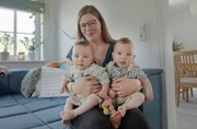 Sabrina Wascholowski mit Henri und Theo (re). Sabrina Wascholowski mit Henri und Theo (re).