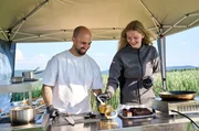 Paula Altner und Küchenhilfe Kevin Paz Jimenez bereiten die Hauptspeise zu: Short Ribs vom Texas Longhorn Rind. Paula Altner und Küchenhilfe Kevin Paz Jimenez bereiten die Hauptspeise zu: Short Ribs vom Texas Longhorn Rind.