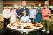 Gruppenfoto von links: Kandidaten Leo Doppler, Cornelia Koall, Benedikt Siebert, Jurorin Cornelia Poletto, Moderator Bj&ouml;rn Freitag, Kandidaten Heike Benneker, Fabian Mahler und Silke Kalien