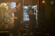 Sherlock Holmes (David Thewlis, l.) und Amelia Rojas (Blu Hunt, r.) Sherlock Holmes (David Thewlis, l.) und Amelia Rojas (Blu Hunt, r.)