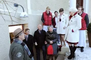 Die Sonnbichlers (Sepp Schauer und Antje Hagen, Mitte sitzend) erklären dem Fürstenhofpersonal rund um Mandy (Lara Mandoki, 2.v.r.) und André (Joachim Lätsch, l.), warum sie sich in den letzten Wochen so merkwürdig verhalten haben. Die Sonnbichlers (Sepp Schauer und Antje Hagen, Mitte sitzend) erklären dem Fürstenhofpersonal rund um Mandy (Lara Mandoki, 2.v.r.) und André (Joachim Lätsch, l.), warum sie sich in den letzten Wochen so merkwürdig verhalten haben.