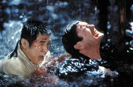 Der skrupellose Triadenf&uuml;rst Wah Sing Ku (Jet Li, l.) versucht Martin Riggs (Mel Gibson) im Wasser zu erdrosseln...