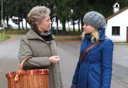 Hildegard (Antje Hagen, l.) erfährt von Mandy (Lara Mandoki, r.), dass Alfons gar nichts zur Versöhnung mit Sabrina beigetragen hat. Hildegard (Antje Hagen, l.) erfährt von Mandy (Lara Mandoki, r.), dass Alfons gar nichts zur Versöhnung mit Sabrina beigetragen hat.