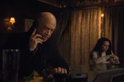 Howard Silk (J.K. Simmons, l.); Baldwin (Sara Serraiocco, r.)