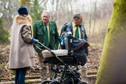 Hubert (Christian Tramitz, r.) und Girwidz (Michael Brandner) unterbrechen ein Fotoshooting am Flussufer. Was hat Jessica Ganslmeier (Eva-Maria Grein von Friedl) mit dem Verunglückten zu tun? Hubert (Christian Tramitz, r.) und Girwidz (Michael Brandner) unterbrechen ein Fotoshooting am Flussufer. Was hat Jessica Ganslmeier (Eva-Maria Grein von Friedl) mit dem Verunglückten zu tun?