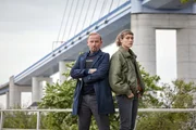 Ab sofort gehen sie gemeinsam auf Verbrechersuche: Karl Hidde (Alexander Held) und die neue Kommissarin Jule Zabek (Sophie Pfennigstorf), hier vor der Rügenbrücke. Ab sofort gehen sie gemeinsam auf Verbrechersuche: Karl Hidde (Alexander Held) und die neue Kommissarin Jule Zabek (Sophie Pfennigstorf), hier vor der Rügenbrücke.