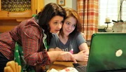 Bayerisches Fernsehen. DAHOAM IS DAHOAM, Folge 1478, &bdquo;Ein neuer Mann f&uuml;r Rosi?&ldquo;. Kathi stellt fest, dass ihr sexy Selfie immer gr&ouml;&szlig;ere Runden im Netz macht. Von links: Monika Vogl (Christine Reimer) und Katharina Benninger (Carina Dengler).