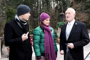 Martin (David Paryla, l.), Kira (Mareike Lindenmeyer, M.) und Alfons (Sepp Schauer, r.) bef&uuml;rchten, dass Mike ein Auto vom F&uuml;rstenhof geklaut hat.