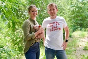 Biobauer Andreas Seiser und ServusTV-Moderatorin Paula Bründl am Biohof Seiser. Aufgenommen im Rahmen von ServusTVs „Paula kocht“ am Biohof Seiser in Termitz, NÖ, Österreich, am 08.06.2026. Biobauer Andreas Seiser und ServusTV-Moderatorin Paula Bründl am Biohof Seiser. Aufgenommen im Rahmen von ServusTVs „Paula kocht“ am Biohof Seiser in Termitz, NÖ, Österreich, am 08.06.2026.