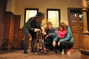 Kathi soll f&uuml;r eine Nacht auf Louise aufpassen. Von links: Lorenz Schattenhofer (Werner Rom), Patrick Westenrieder (Lucas Bauer), Katharina Benninger (Carina Dengler) und Hund Louise.