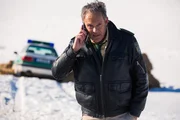 Hubert (Christian Tramitz) berichtet Christina vom verunglückten Motorradfahrer- und Streifenwagen Hubert (Christian Tramitz) berichtet Christina vom verunglückten Motorradfahrer- und Streifenwagen