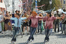 Sirtaki tanzende Cowboys in M&uuml;nchen: Nektarios (Adam Bousdoukos, r.) mit Ehemann Lambert (Heiner Lauterbach, m).