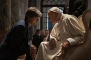 Alfons Zischl (Maximilian Brückner, links) hat eine Audienz beim Papst (Wulf Schmid Noerr, rechts). Alfons Zischl (Maximilian Brückner, links) hat eine Audienz beim Papst (Wulf Schmid Noerr, rechts).