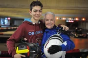 Nach dem anstrengenden Rennen sind Felix und seine Uri ersch&ouml;pft, aber gl&uuml;cklich. Von links: Felix Kramer (Shayan Hartmann) und Theresa Brunner (Ursula Erber).