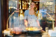 ServusTV-Moderatorin Paula Bründl bereitet Kaiserschmarren to go zu. Aufgenommen im Rahmen von ServusTVs „Paula kocht“ in der K. und K. Hofzuckerbäckerei Demel in Wien, Österreich, am 09.06.2026. ServusTV-Moderatorin Paula Bründl bereitet Kaiserschmarren to go zu. Aufgenommen im Rahmen von ServusTVs „Paula kocht“ in der K. und K. Hofzuckerbäckerei Demel in Wien, Österreich, am 09.06.2026.