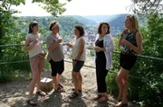 Die Landfrauen besuchen auf dem Weg zu Paula Altner den "Gähnenden Felsen". V. li.: Anna Turonok, Sarah Schreiber, Myriam Sehringer, Judith Wohlfarth, Katrin Humpfer Die Landfrauen besuchen auf dem Weg zu Paula Altner den "Gähnenden Felsen". V. li.: Anna Turonok, Sarah Schreiber, Myriam Sehringer, Judith Wohlfarth, Katrin Humpfer