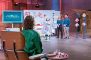 Jennifer und Oliver Tlusteck präsentieren den "Löwen" mit meinmaikämpfer Sonderbekleidung für Frühgeborene. Sie erhoffen sich ein Investment von 120.000 Euro für 20 Prozent der Firmenanteile. Jennifer und Oliver Tlusteck präsentieren den "Löwen" mit meinmaikämpfer Sonderbekleidung für Frühgeborene. Sie erhoffen sich ein Investment von 120.000 Euro für 20 Prozent der Firmenanteile.